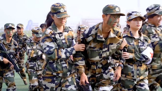 广西高校军训硬核如战狼 真枪实弹堪比大片