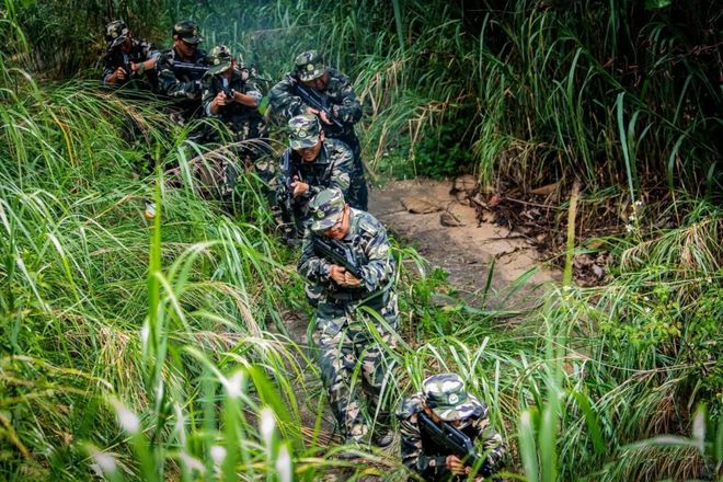 广西高校军训硬核如战狼 真枪实弹堪比大片