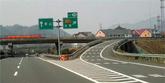 高速驾驶需留意!这些易引发事故区域,车主千万别忽视