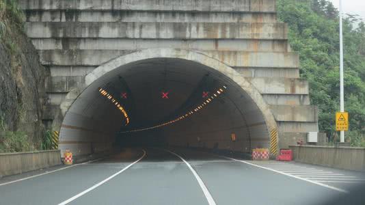 高速驾驶需留意!这些易引发事故区域,车主千万别忽视