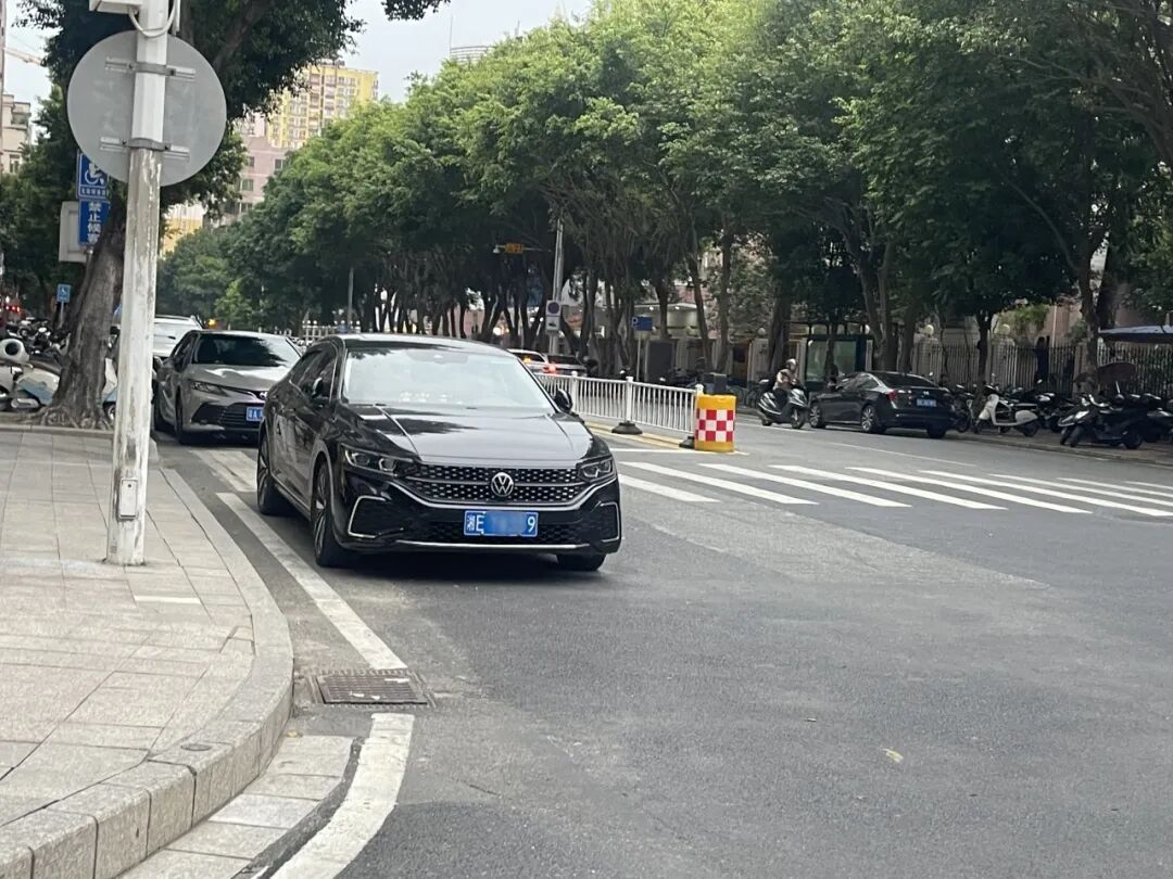 路边违停的严重后果 广州交警严查违章停车