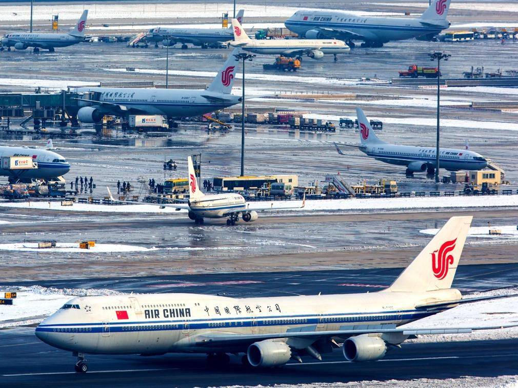 疫情反复致民用航空客座率降需求降，巨额亏损原因解析