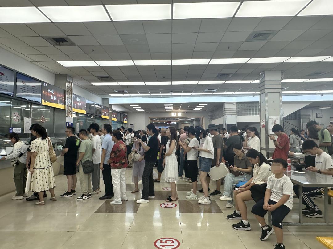暑期复旦大学校外人员食堂就餐多,师生用餐受影响?