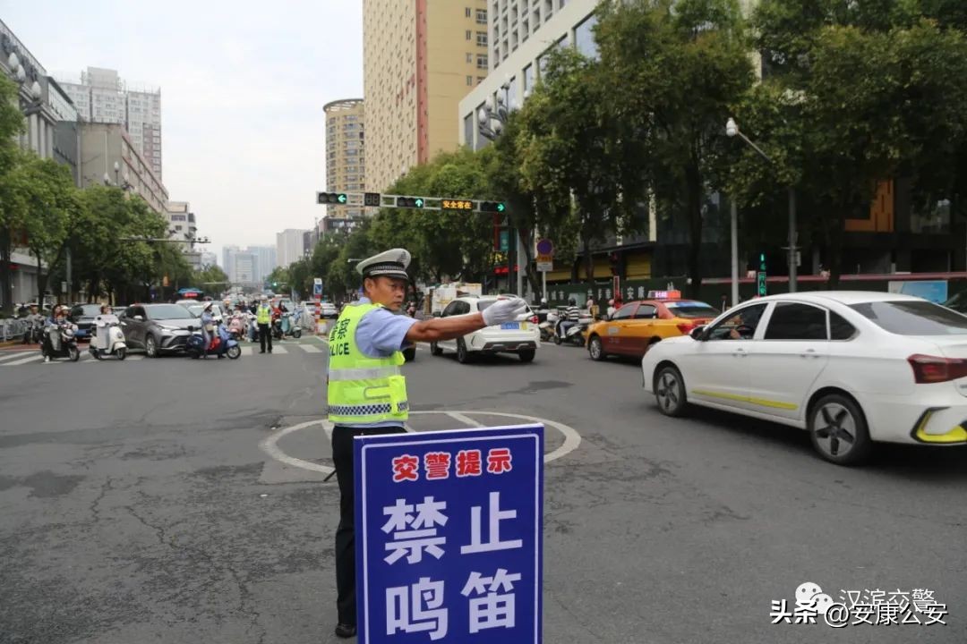 高考首日交通管制,200名交警护航考点