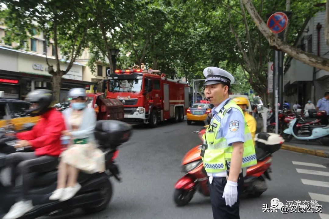 高考首日交通管制,200名交警护航考点
