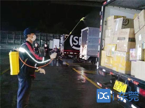 春节临近快递停运表热传?快递公司回应:春节期间不停运