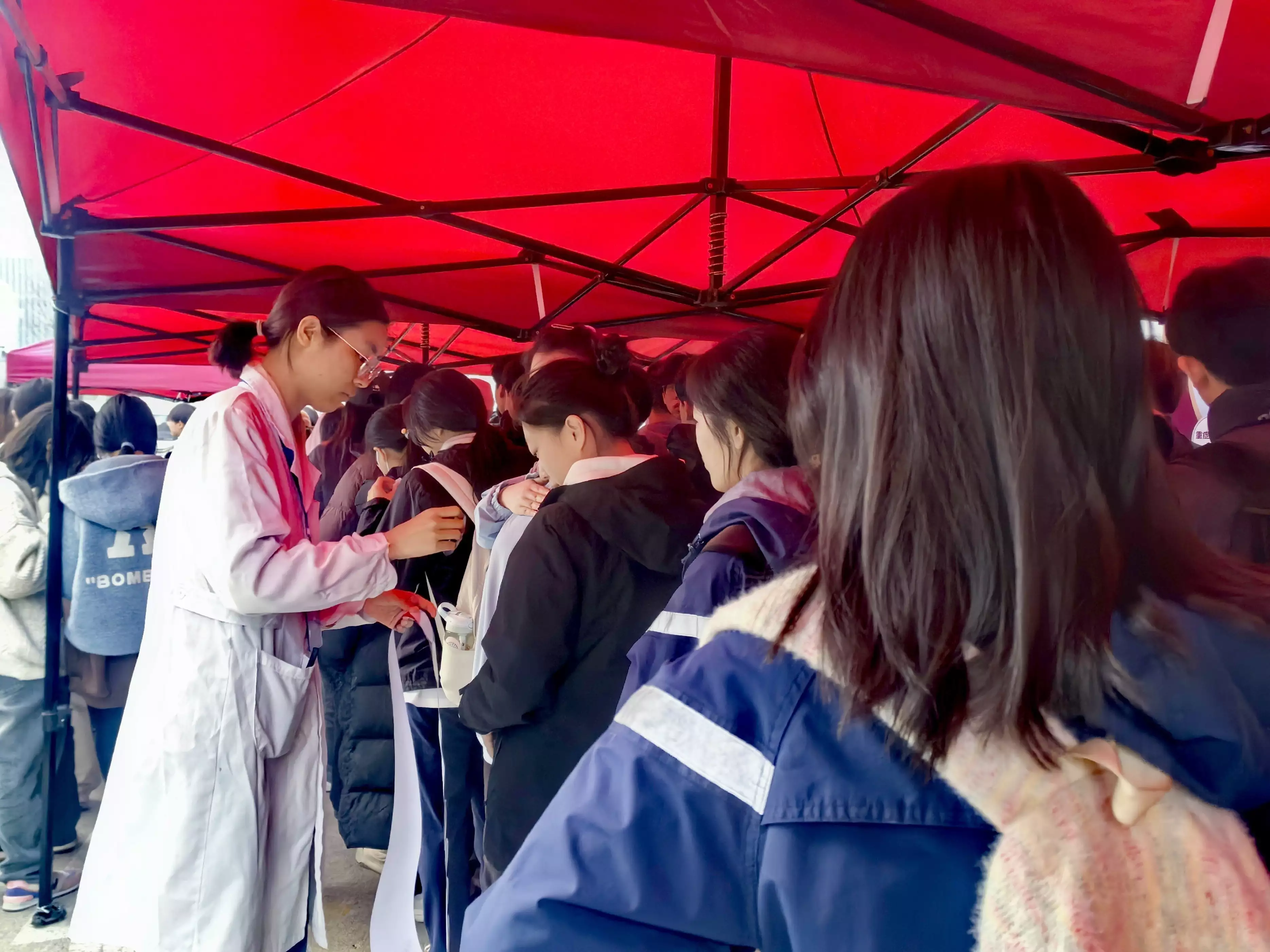 郑州十中组织高三学生高考体检，贴心安排确保顺利进行