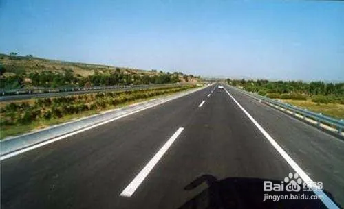 高速行驶要注意啥？这些规则牢记，安全出行有保障