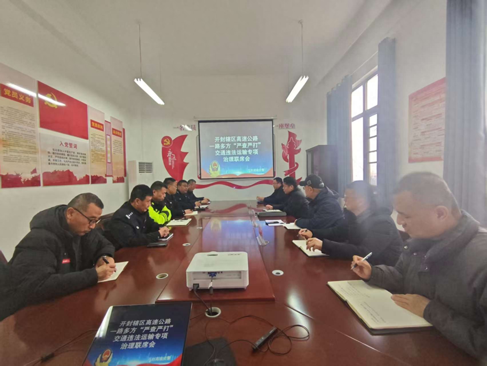 开封高速交警二大队组织专项治理，严查违法运输保障出行安全