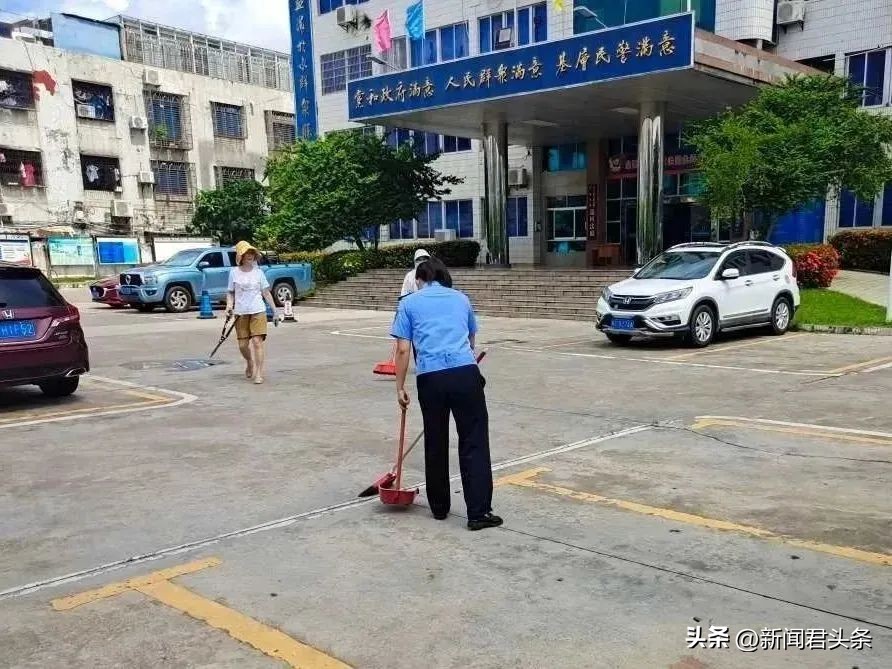 万宁交警开展违停治理行动,净化道路交通环境