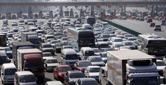 高速节假日免费引争议，按里程免费能否破解拥堵难题？