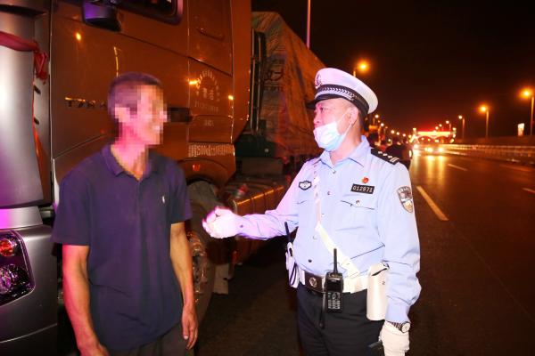 哈市交警严打交通违法,重点整治超载大货闯红灯等行为