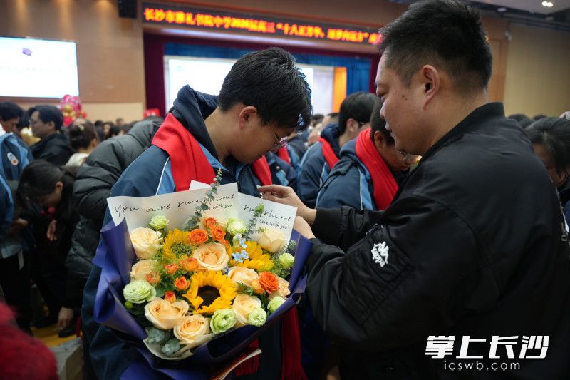 高考冲刺关键期,雅礼书院中学为高三学子举行成人礼