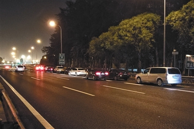 首都机场高速应急车道乱象:违规停车为省费,隐患大