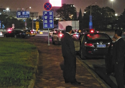 首都机场高速应急车道乱象:违规停车为省费,隐患大