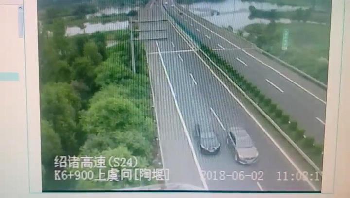 高速上随意变道没撞上也要负责 17年老司机犯了这个错